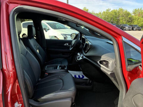 2027 Chrysler Pacifica Select