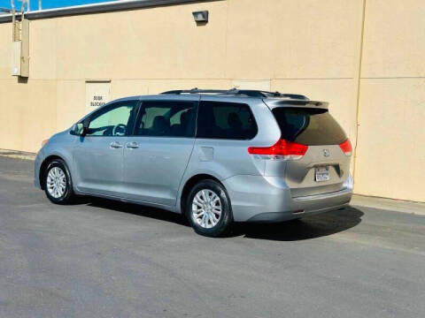 2012 Toyota Sienna XLE 7-Passenger Auto Access Seat