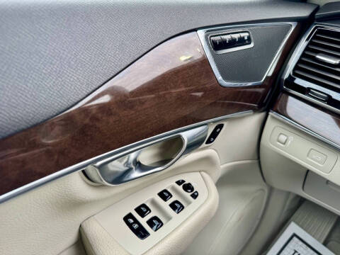 2017 Volvo XC90 T6 Momentum