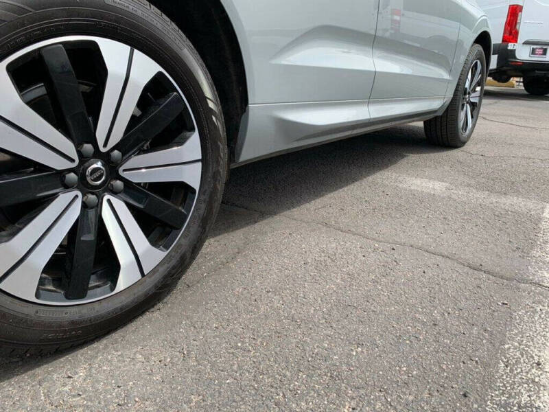 2024 Volvo XC60 Recharge T8 Core Dark Theme