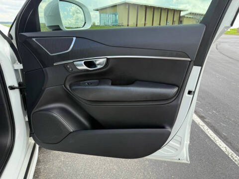 2020 Volvo XC90 T6 Momentum 6-Passenger