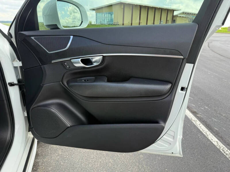 2020 Volvo XC90 T6 Momentum 6-Passenger