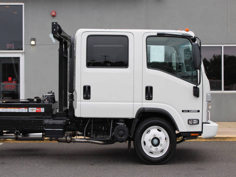 2025 Isuzu NRR