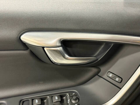 2016 Volvo V60 Cross Country T5