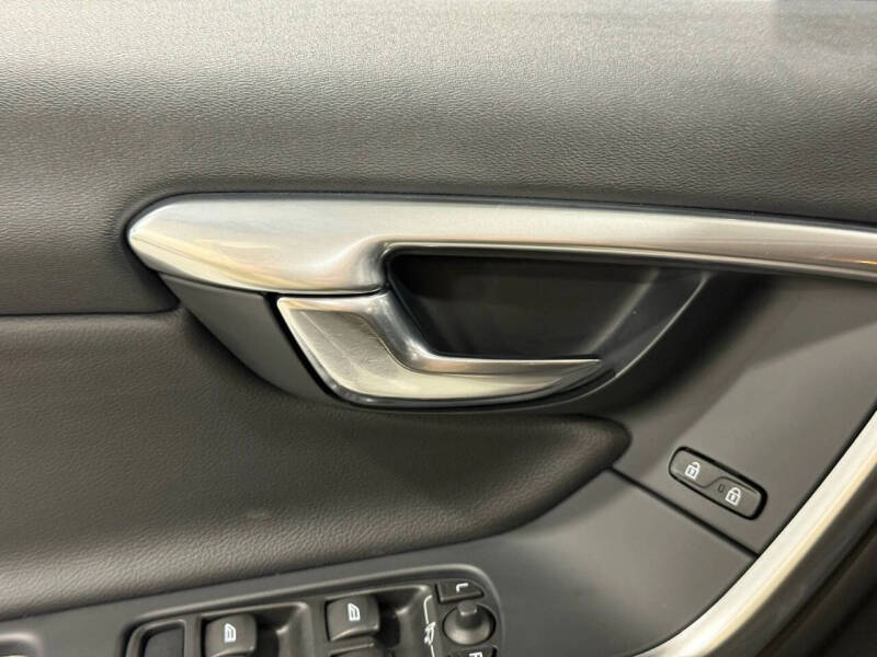 2016 Volvo V60 Cross Country T5