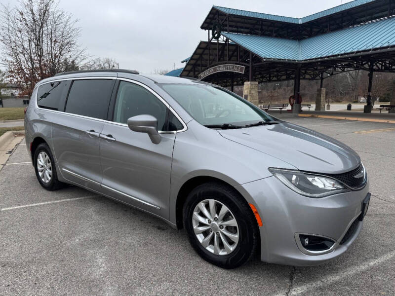 2017 Chrysler Pacifica Touring-L's photo