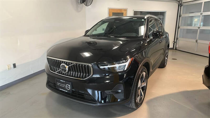 2025 Volvo XC40 B5 Plus Bright Theme