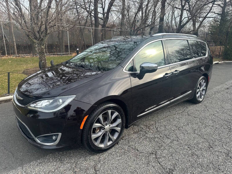 2017 Chrysler Pacifica Limited's photo