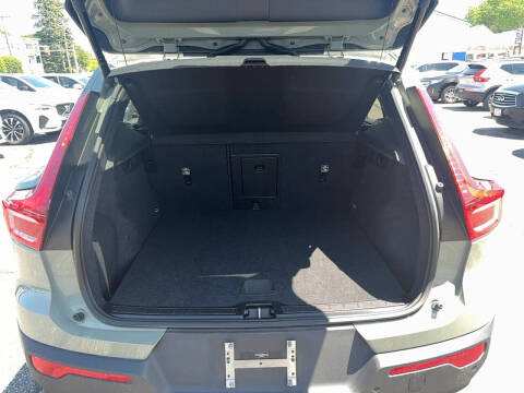 2025 Volvo XC40 B5 Core Bright Theme