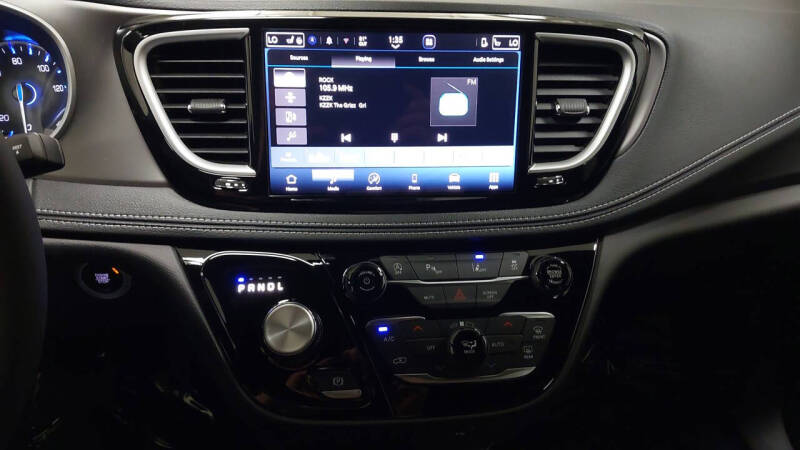 2027 Chrysler Pacifica Select