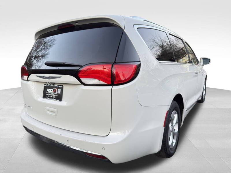 2017 Chrysler Pacifica Touring-L Plus