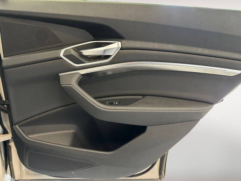 2021 Audi e-tron quattro Premium