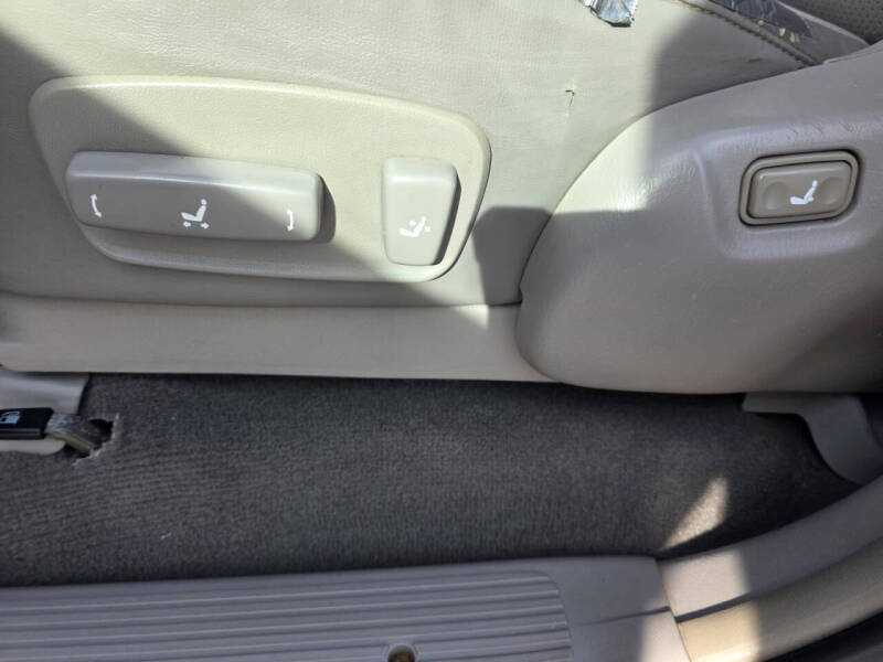 2004 Toyota Sequoia SR5