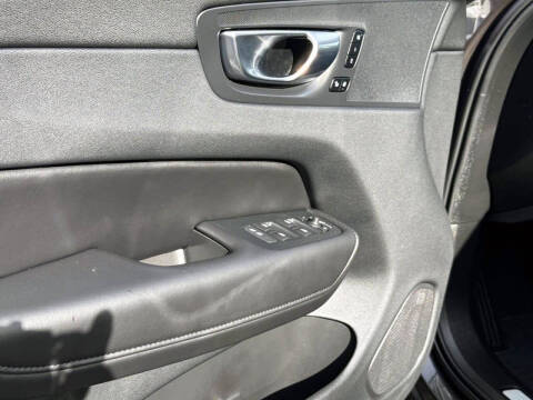 2025 Volvo XC60 B5 Plus Dark Theme