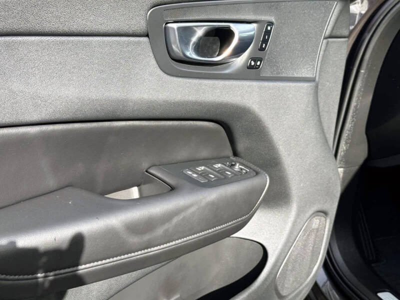 2025 Volvo XC60 B5 Plus Dark Theme