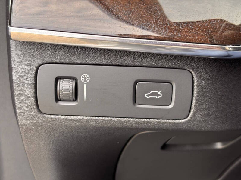 2016 Volvo XC90 T6 Momentum