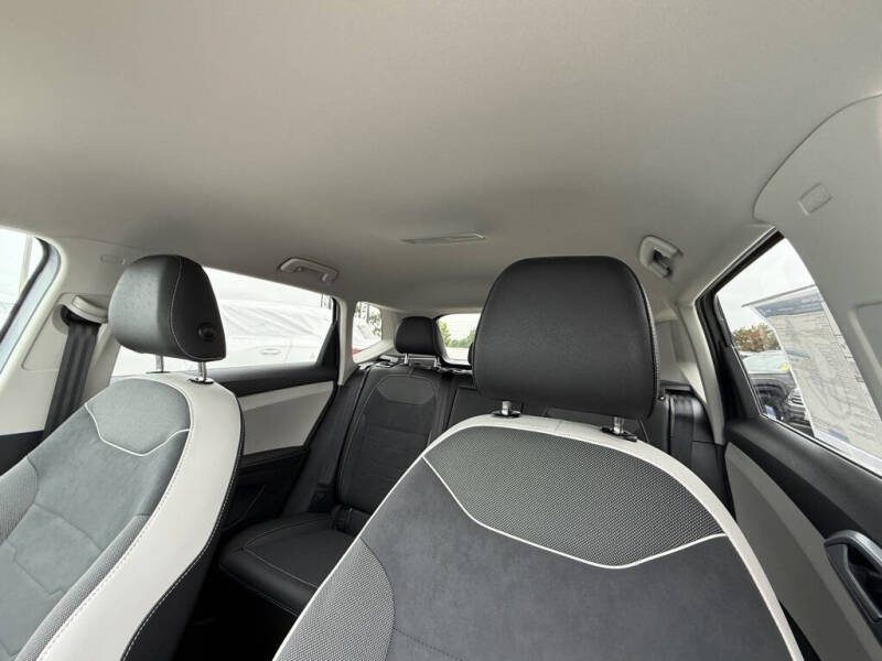 2025 Volkswagen Taos SE