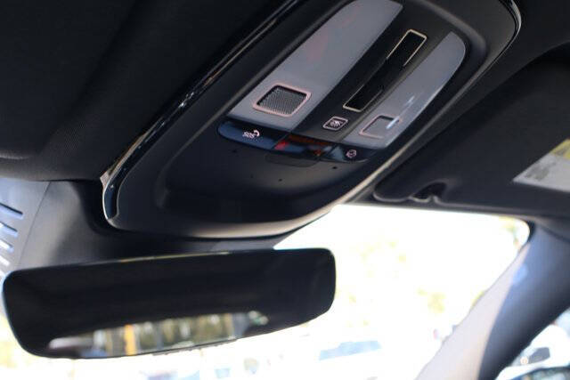 2024 Volvo XC60 Recharge T8 Ultimate Dark Theme