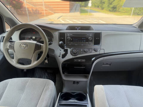 2012 Toyota Sienna LE 8-Passenger