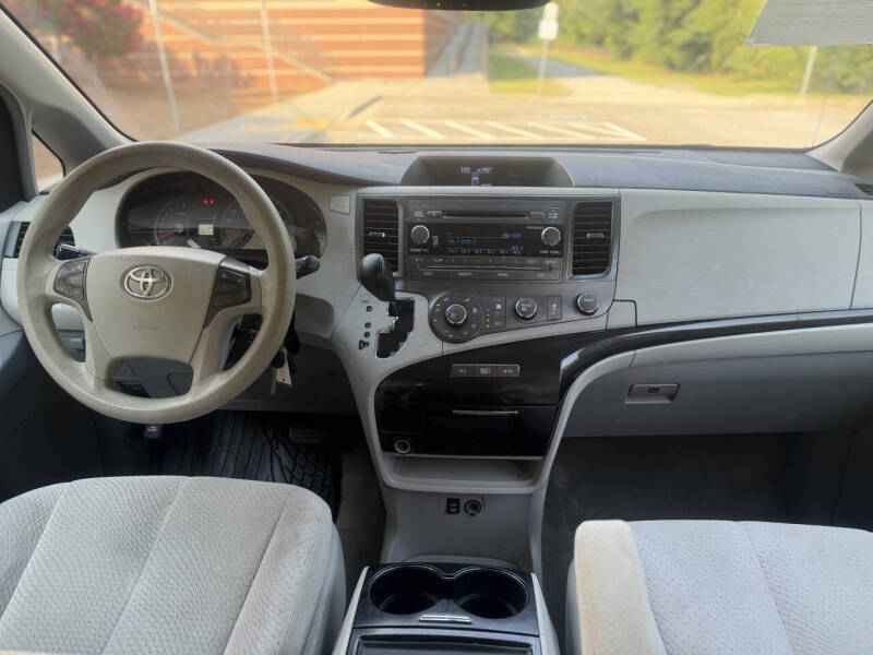 2012 Toyota Sienna LE 8-Passenger