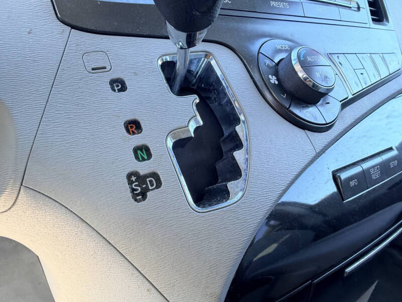 2014 Toyota Sienna LE 8-Passenger