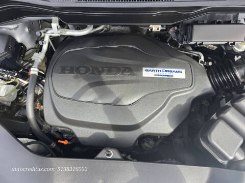 2019 Honda Pilot Touring w/Rear Captain's Chairs