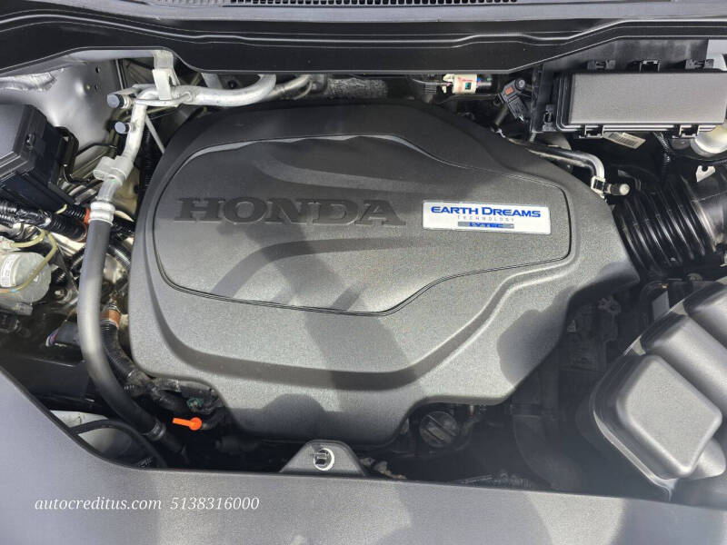 2019 Honda Pilot Touring w/Rear Captain's Chairs