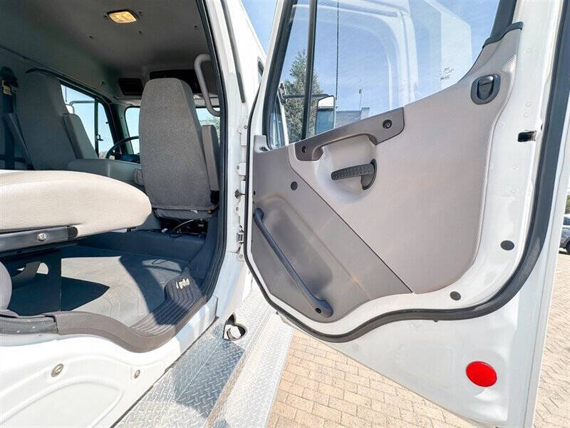 2006 Freightliner M2 106