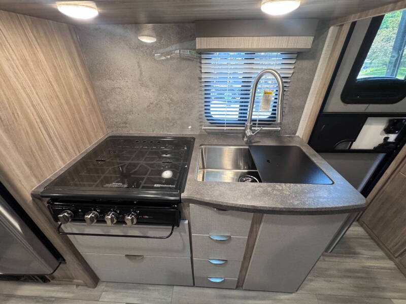 2022 Winnebago Minnie Winnie 1808FBS
