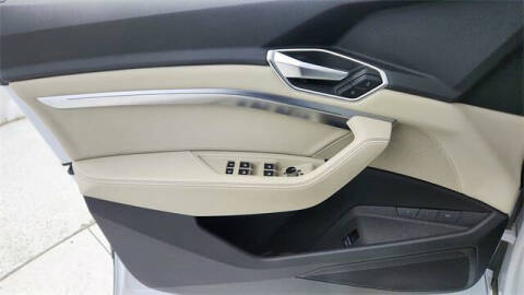 2022 Audi e-tron quattro Premium