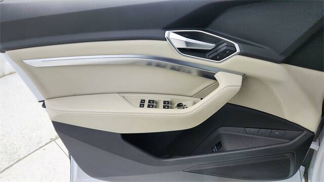 2022 Audi e-tron quattro Premium