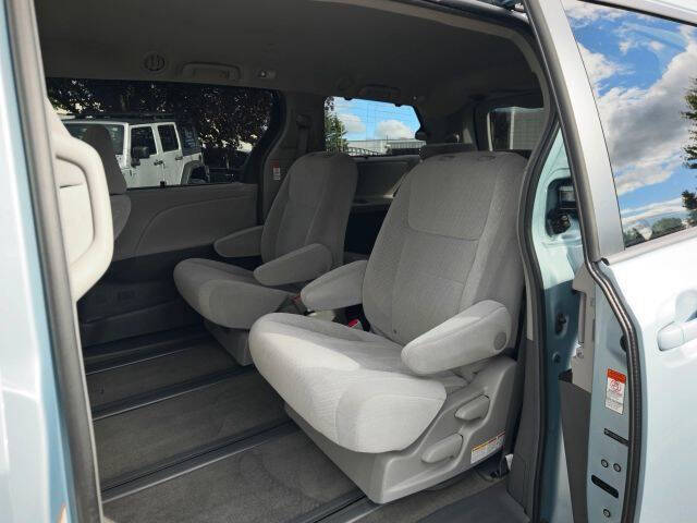 2015 Toyota Sienna LE 7-Passenger