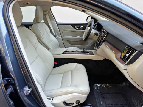 2022 Volvo S60 B5 Momentum