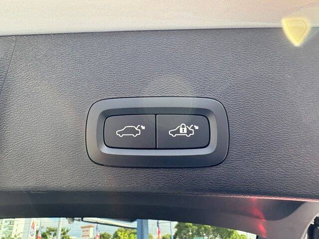 2023 Volvo XC40 B5 Core