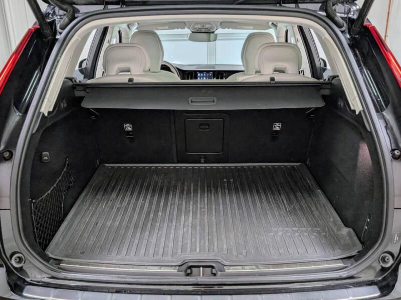 2024 Volvo XC60 B5 Ultimate Dark Theme