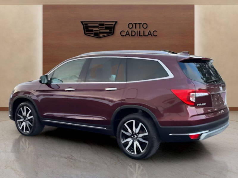 2021 Honda Pilot Touring w/Rear Captain's Chairs