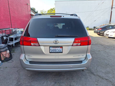 2004 Toyota Sienna LE 8 Passenger