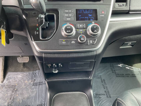 2015 Toyota Sienna SE 8-Passenger