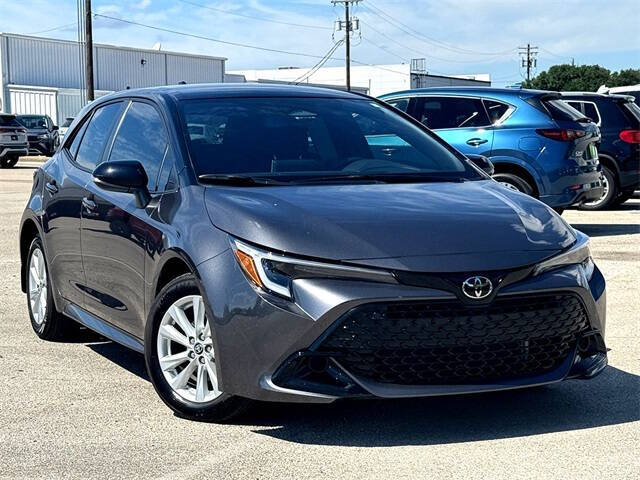 2025 Toyota Corolla Hatchback SE's photo