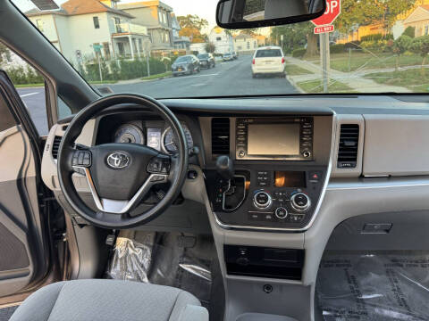 2019 Toyota Sienna LE 8-Passenger