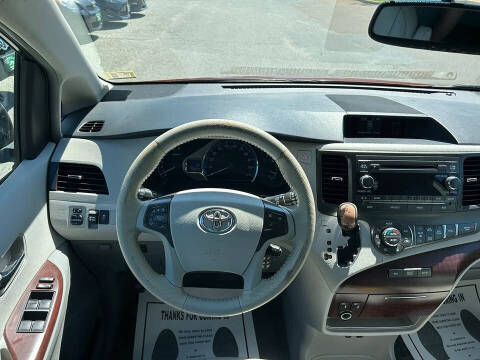 2014 Toyota Sienna XLE 7-Passenger