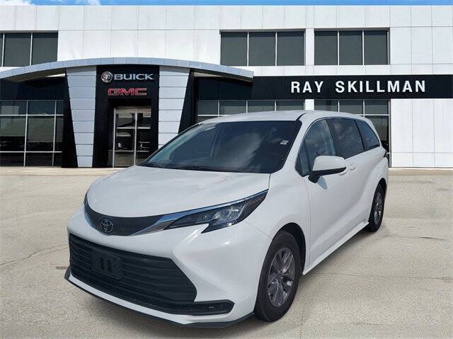 2022 Toyota Sienna LE 8-Passenger