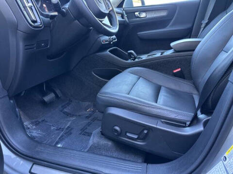 2025 Volvo XC40 B5 Core Bright Theme