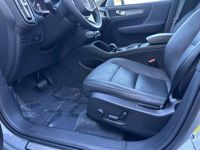 2025 Volvo XC40 B5 Core Bright Theme