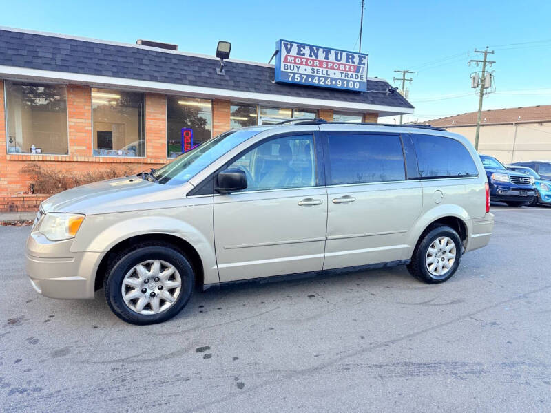 2009 Chrysler Town & Country LX photo 2