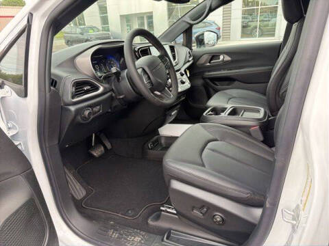2027 Chrysler Pacifica Select