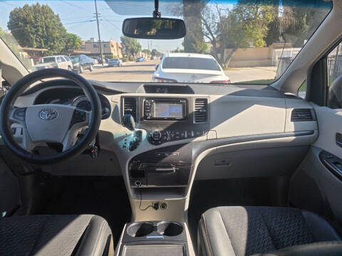 2013 Toyota Sienna SE 8-Passenger