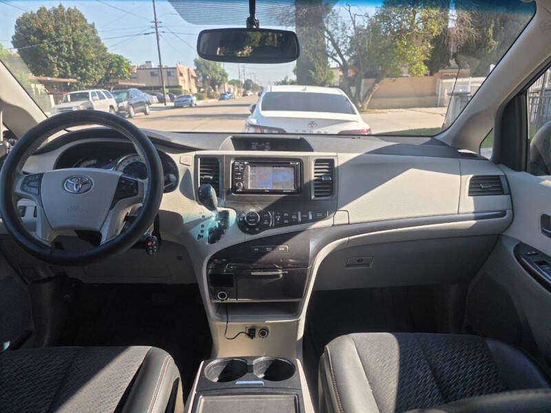 2013 Toyota Sienna SE 8-Passenger