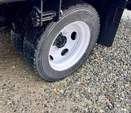 2015 Isuzu NRR  23' Flatbed + Lift Gate