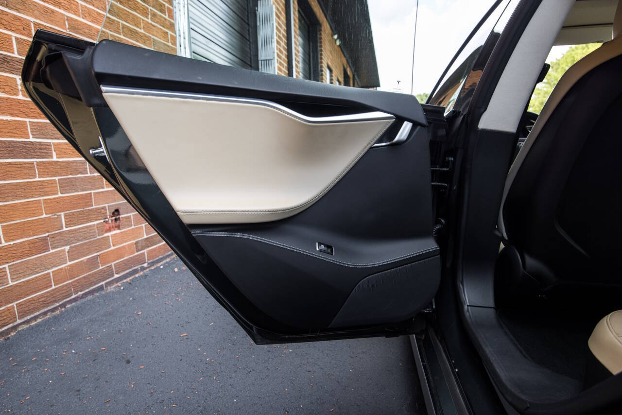 2014 Tesla Model S 12